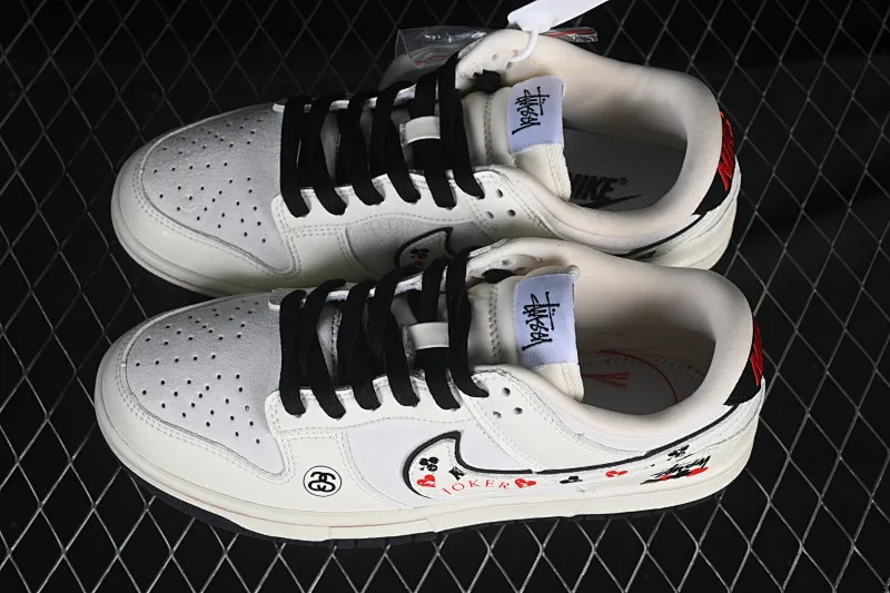 All categories Nk SB Dunk Series Nk SB Dunk Low High-end customized low-top sneakers Nike SB Dunk Low Stusi co-branded white, black and red High-end customized low-top casual sneakers YF9511-913